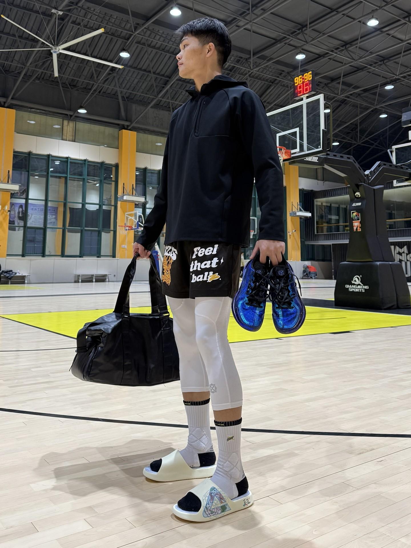 谁懂!去球场路上都是紧身裤配拖鞋🔥